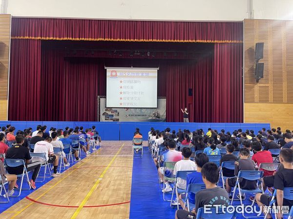 ▲少年警察隊前進校園宣導「識詐」、「反毒」。（圖／記者楊漢聲翻攝）