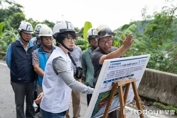 ▲饒縣長視察金峰鄉東64鄉道路塌陷情況 。（圖／記者楊漢聲翻攝）