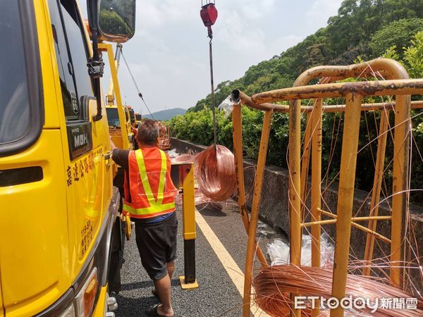 ▲▼       營業用半聯結車未捆緊貨物，導致多捆銅線掉落車道，所幸未釀成車禍      。（圖／記者陳凱力翻攝）