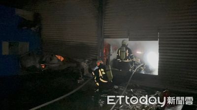 桃園汽車修護廠火警「鐵皮屋冒濃煙」　消防射水搶救
