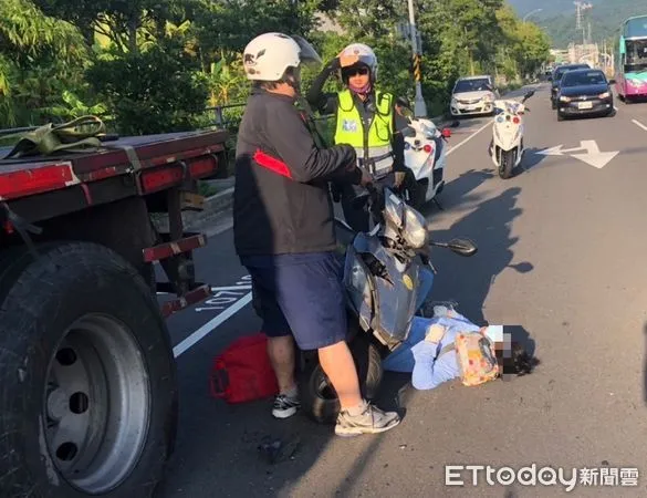 ▲▼ 新北女騎士自撞路邊違停拖板車，頭破血流倒地哀嚎 。（圖／記者戴上容翻攝）