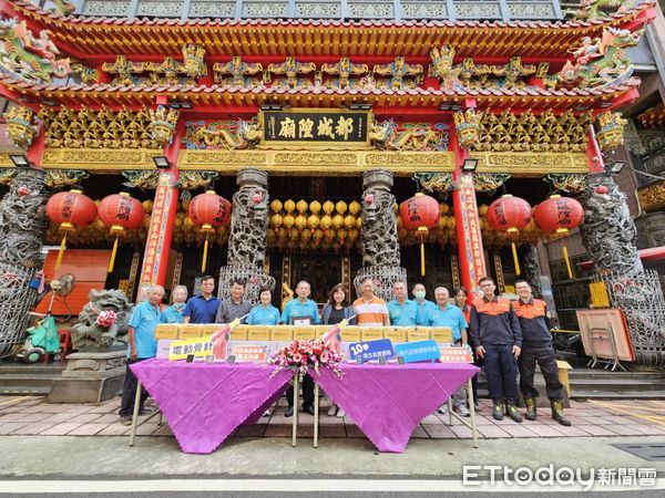 ▲屏東都城隍廟捐贈屏東縣政府消防局骨針及影像式插管組　             。（圖／記者陳崑福翻攝）