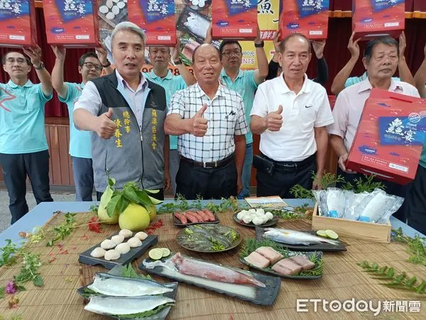 ▲▼蘇澳區漁會中秋「鱻宴搶鮮集錦禮盒」有透抽、霸王白蝦、生鮮干貝、鬼頭刀魚排、午仔魚、鯖魚片、花枝丸、飛魚卵香腸共8大項。（圖／記者游芳男攝，下同）