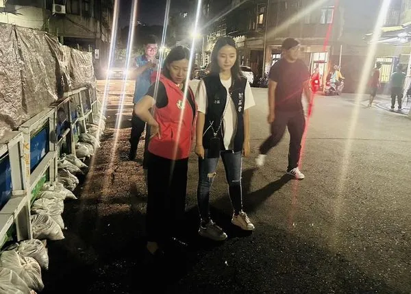 ▲▼南港區東新街工地旁路面發生龜裂。（圖／何孟樺議員研究室提供）