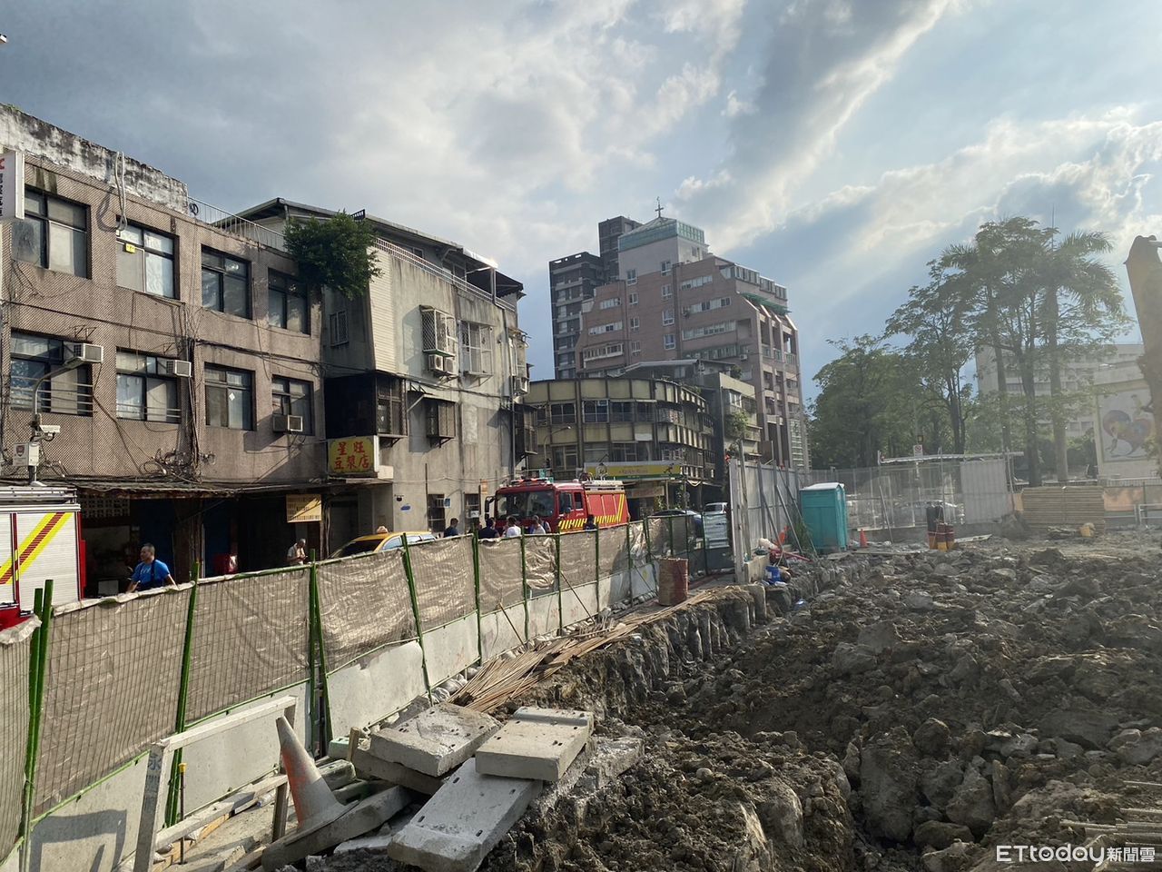 快訊／北市南港新建工地旁路面下陷　還在整地疑重機具造成 | ETtoday社會新聞 | ETtoday新聞雲