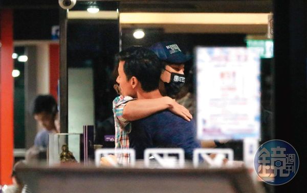 王力宏生活簡單，與Janet及其老公George一起吃一品花雕雞，結束後擁抱即返家。