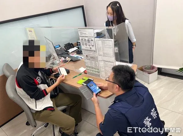 ▲廖姓男子被愛情沖昏頭，欲辦外幣帳號及匯款業務。（圖／八德警分局提供）