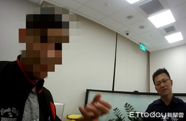 ▲警方獲報趕往阻詐，說明這是「假交友真詐騙」。（圖／八德警分局提供）