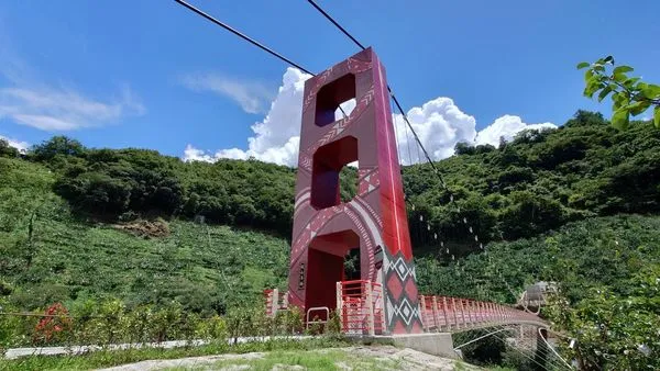 ▲▼環山吊橋,南湖溪新建吊橋,橋塔彩繪塗裝融入當地環山部落泰雅族圖騰元素，意寓「祖靈環抱」。（圖／台中市政府提供）