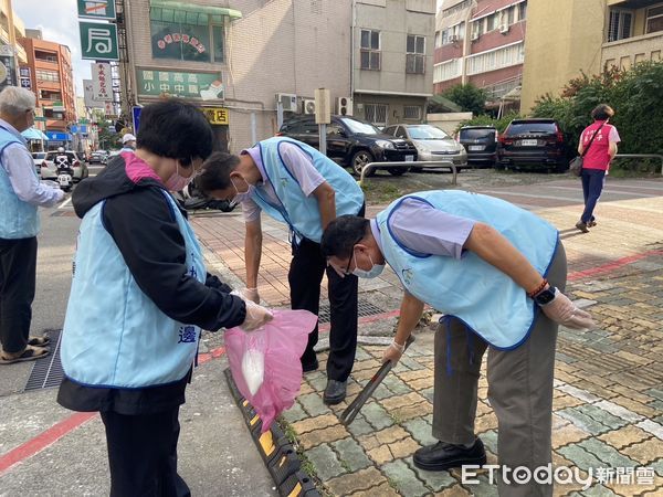 ▲台電台南區處為響應清除病媒蚊孳生源，舉辦「清除孑孓行動日」活動，由黃明舜處長帶領同仁與南門里里長蘇雅子及志工一同清掃辦公場所及週遭環境。（圖／記者林東良翻攝，下同）