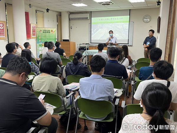 ▲各政府單位於「國土生態綠網小學堂」學習應用國土生態綠網藍圖圖臺，進行跨界合作生態保育。（圖／林業保育署南投分署提供）