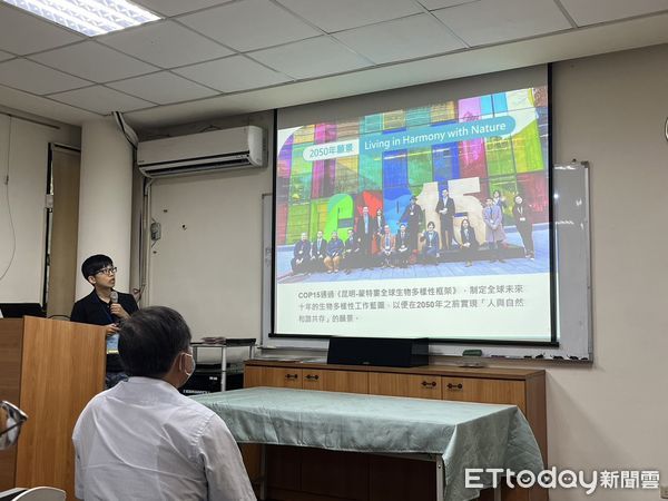 ▲▼林業保育署科長謝小恬、南投分署長李政賢說明生物多樣性的重要性，及分享國土綠網政策推動。（圖／林業保育署南投分署提供）