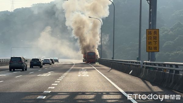 ▲▼ 國1泰山段遊覽車突成火團！車輛燒成廢鐵。（圖／記者戴上容翻攝）