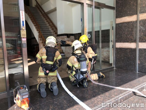 ▲台南市消防局第一大隊 13日於新營區新營天廈大樓，辦理「緊急升降機講習訓練」。（圖／記者林東良翻攝，下同）