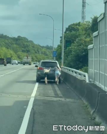 ▲▼國一苗栗段休旅車故障　乘客路肩推車進避車彎待援 。（圖／記者蔡文淵翻攝）