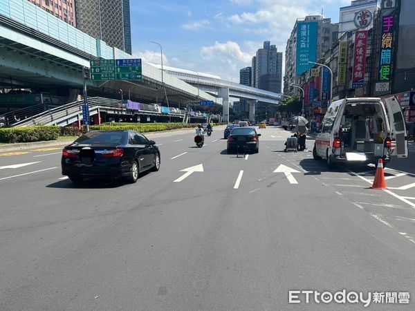 ▲▼洪姓業務員酒駕被右轉小客車撞倒，造成他全身擦挫傷，左腳脛骨骨折，             。（圖／記者陳以昇翻攝）