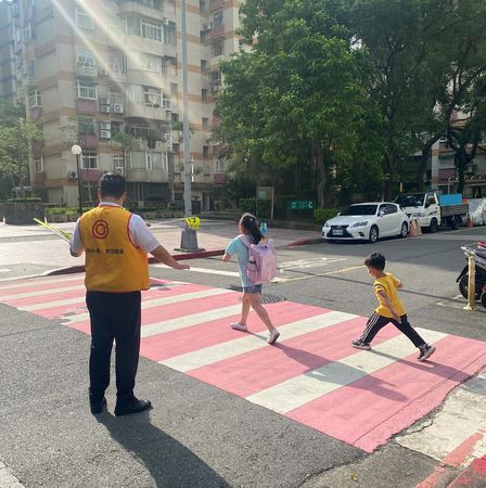 「停讓就對了！交通安全你我有責」永慶房屋響應交通安全月（圖／永慶房屋提供）