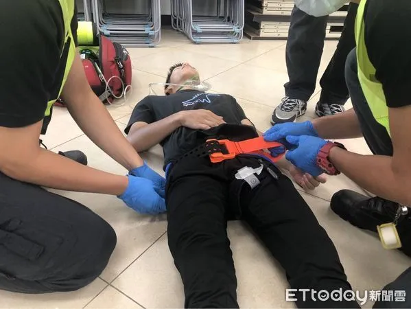 ▲▼新北男心情不好拿手捶玻璃！下秒噴血倒地　消防員拿止血帶救了他。（圖／記者戴上容翻攝）