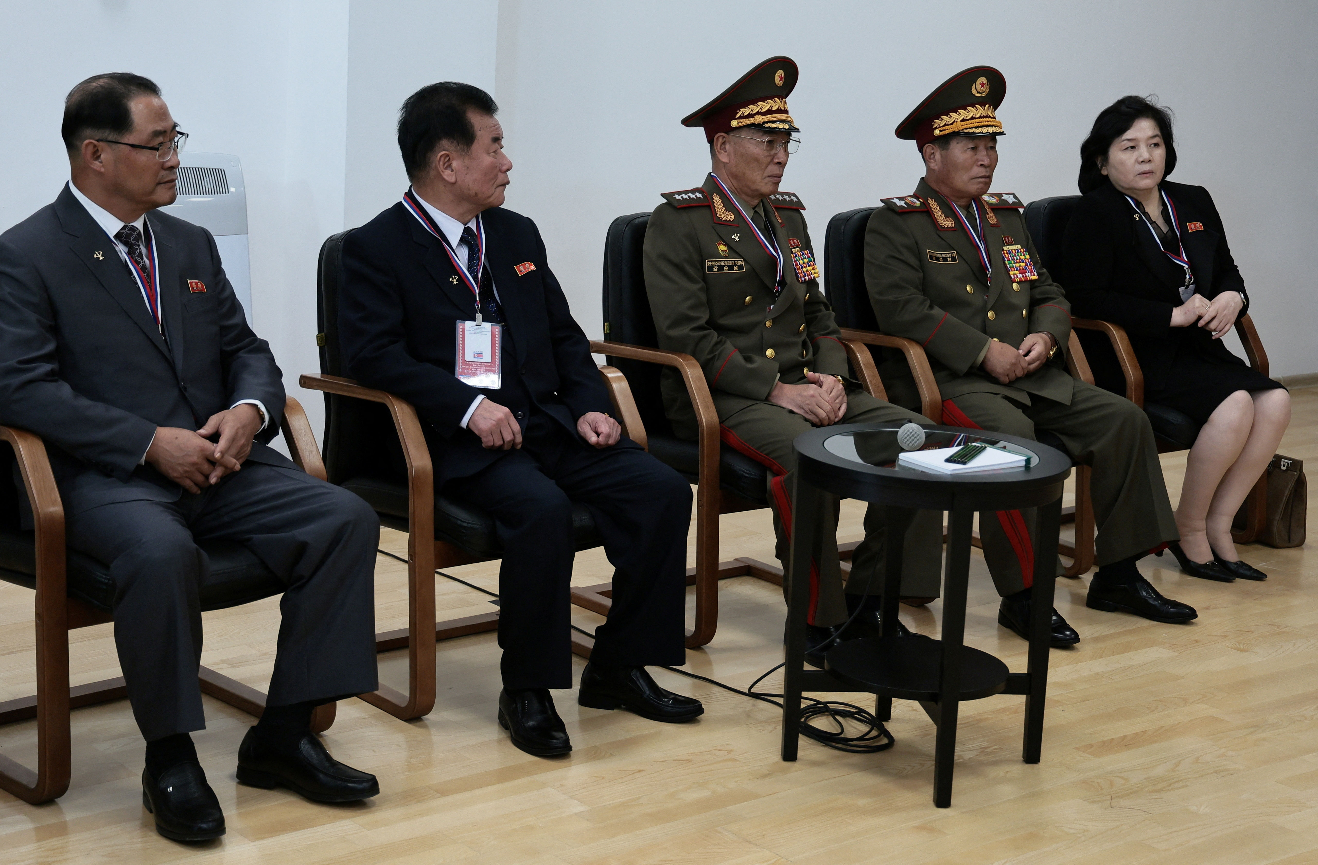 ▲▼包括外務相崔善姬在內的北韓官員參加雙邊擴大會談。（圖／路透）
