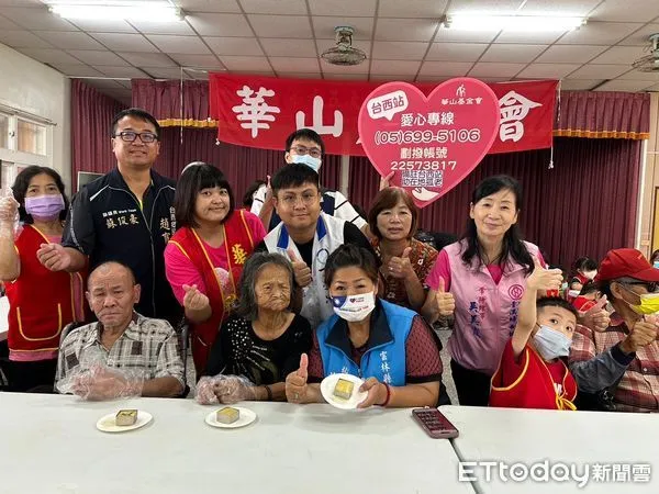 ▲華山服務的15位獨居的爺爺奶奶、幼兒園小朋友們一起製作象徵「團圓」祝福的月餅，讓獨居老人嚐在嘴裡，甜在心裡。（圖／記者蔡佩旻翻攝）