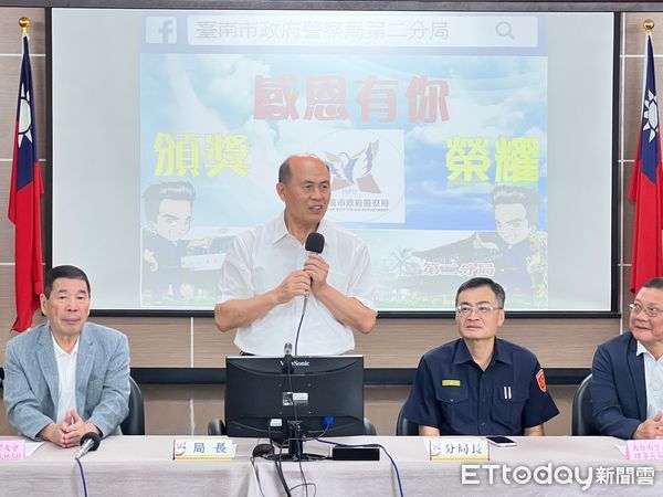 ▲台南市警局局長廖宗山，偕同大台南警察之友會榮譽理事長林玉柱、理事長蔡明憲、中西區警友辦事處主任何儼及成功企業家等9人，連抉前往二分局頒發破案慰勉獎金。（圖／記者林東良翻攝，下同）