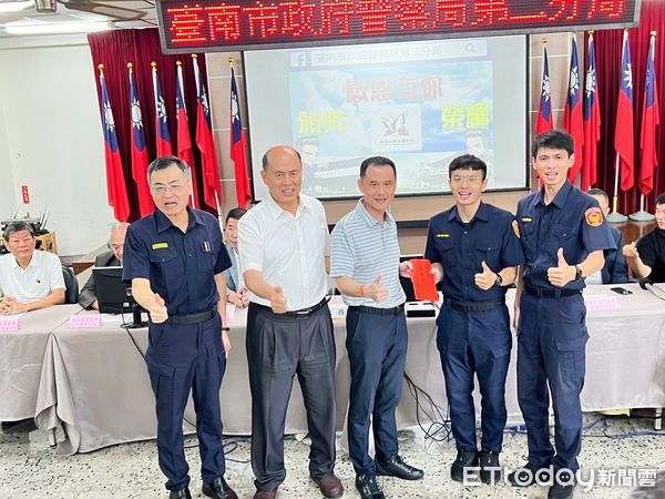 ▲台南市警局局長廖宗山，偕同大台南警察之友會榮譽理事長林玉柱、理事長蔡明憲、中西區警友辦事處主任何儼及成功企業家等9人，連抉前往二分局頒發破案慰勉獎金。（圖／記者林東良翻攝，下同）