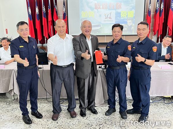 ▲台南市警局局長廖宗山，偕同大台南警察之友會榮譽理事長林玉柱、理事長蔡明憲、中西區警友辦事處主任何儼及成功企業家等9人，連抉前往二分局頒發破案慰勉獎金。（圖／記者林東良翻攝，下同）