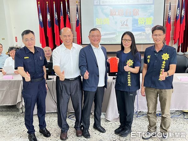▲台南市警局局長廖宗山，偕同大台南警察之友會榮譽理事長林玉柱、理事長蔡明憲、中西區警友辦事處主任何儼及成功企業家等9人，連抉前往二分局頒發破案慰勉獎金。（圖／記者林東良翻攝，下同）