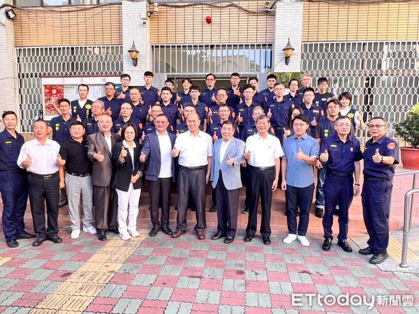 ▲台南市警局局長廖宗山，偕同大台南警察之友會榮譽理事長林玉柱、理事長蔡明憲、中西區警友辦事處主任何儼及成功企業家等9人，連抉前往二分局頒發破案慰勉獎金。（圖／記者林東良攝，下同）