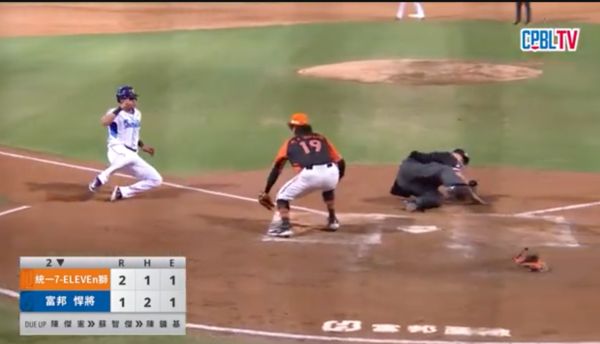 ▲主審跌倒敬業判決。（圖／截自CPBL TV）