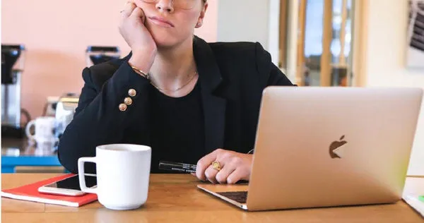 男網友自爆喜歡上人妻主管，還暈到想向示愛，被其他網友一面倒狂酸。（示意圖／Pixabay）