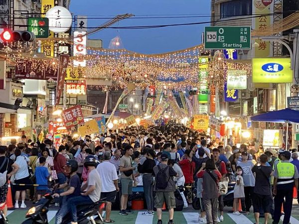 苗栗史上最大規模「鬼門關夜市」。（圖／翻攝鄭明典臉書）