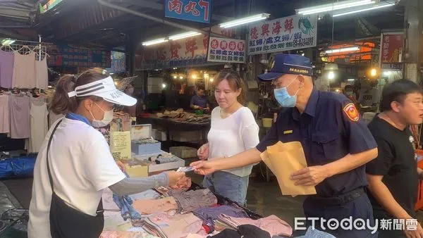 ▲東港警分局副分局長張俊儒到市場宣導識詐、打詐            。（圖／記者陳崑福翻攝）