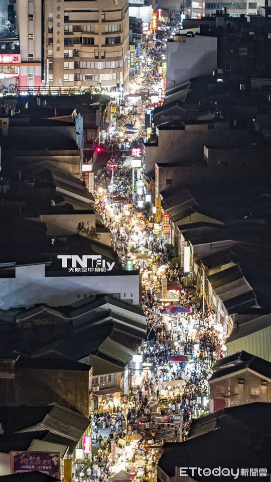 苗栗史上最大規模「鬼門關夜市」。（圖／「TNT Fly 天際空中攝影有限公司」授權提供）