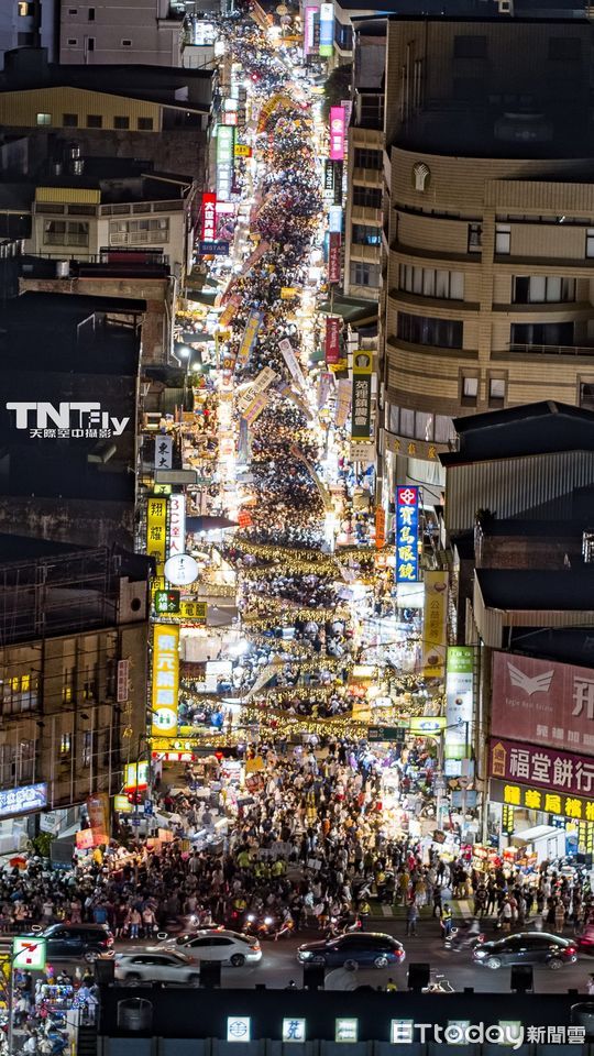 苗栗史上最大規模「鬼門關夜市」。（圖／「TNT Fly 天際空中攝影有限公司」授權提供）