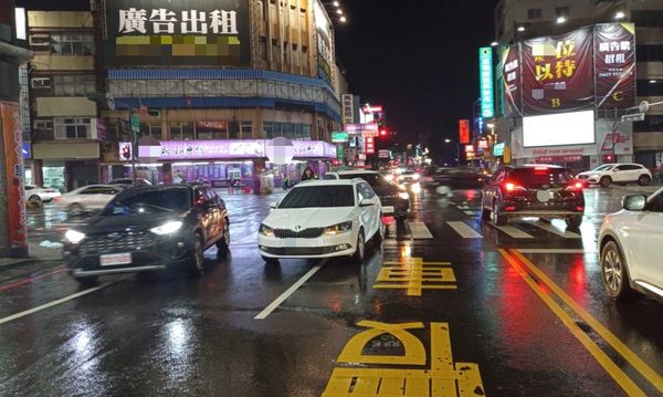 ▲李女過馬路在人行道遭撞倒，事發地點離余小妹事故約230公尺 。（圖／記者林東良翻攝攝）