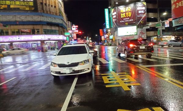 ▲李女過馬路在人行道遭撞倒，事發地點離余小妹事故約230公尺 。（圖／記者林東良翻攝攝）