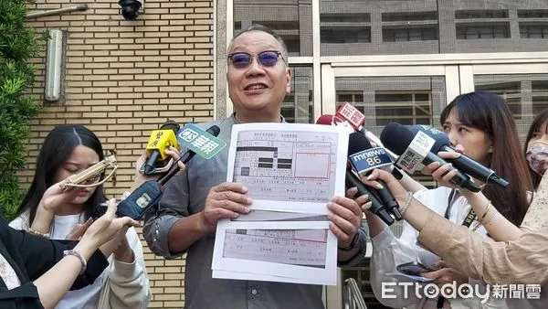 ▲▼双喜電影公司負責人陳永雄，出示女會計陳玉玲給銀行的匯款單，單據上均無公司大小章。（圖／記者吳銘峯攝）