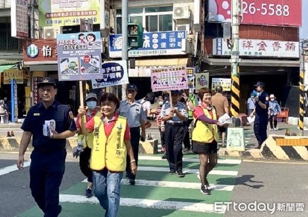 ▲龍潭分局長張鶴瓊率領「交通安全宣導隊」進入市場宣導。（圖／龍潭警分局提供、下同）