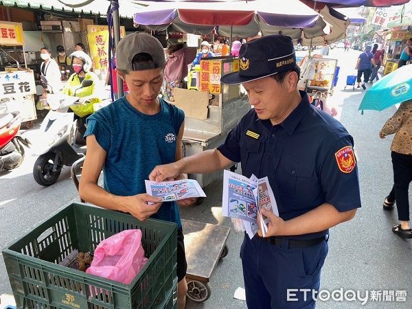 ▲龍潭分局長張鶴瓊率領「交通安全宣導隊」進入市場宣導。（圖／龍潭警分局提供、下同）