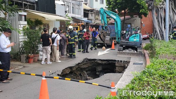 ▲▼             台北市大同區赤峰街今(14)日中午又傳天坑。（圖／記者黃彥傑攝）