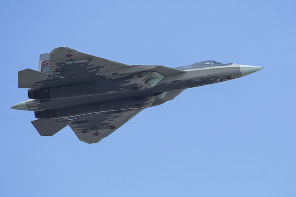 ▲▼俄羅斯空軍蘇愷-57（Su-57）戰鬥機於2021年5月在莫斯科舉行勝利日閱兵彩排期間飛越紅場。（圖／達志影像／美聯社）