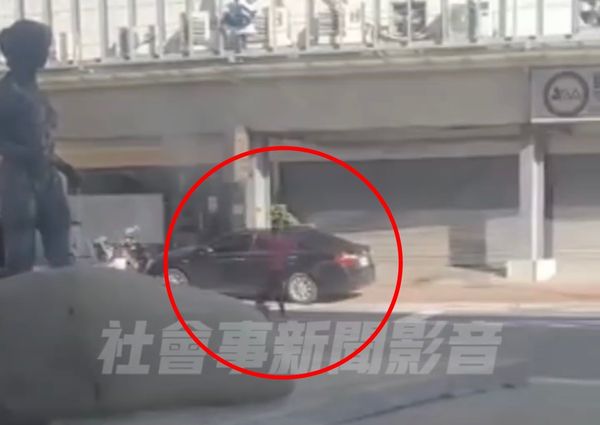 ▲▼整個馬路都是她的練習場，「高雄慢跑姐」穿梭車道練跑...誇張影曝。（圖／翻攝社會事新聞影音）