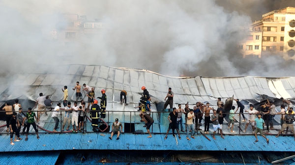 ▲▼ 孟加拉首都達卡（Dhaka）一處市場14日凌晨發生火災。（圖／路透）