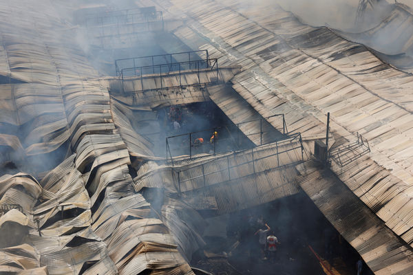 ▲▼ 孟加拉首都達卡（Dhaka）一處市場14日凌晨發生火災。（圖／路透）
