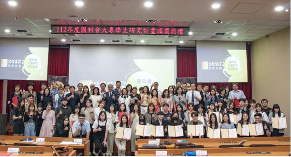 圖一：世新大學研發處13日舉行112年度國科會大專學生研究計畫頒獎典禮，榮譽師生合影留念。（圖／世新大學提供）