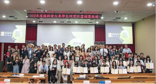 圖一：世新大學研發處13日舉行112年度國科會大專學生研究計畫頒獎典禮，榮譽師生合影留念。（圖／世新大學提供）