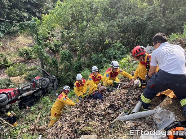 ▲▼高雄水泥車失控翻落5米高邊坡，警消協助駕駛脫困送醫。（圖／記者吳世龍翻攝）