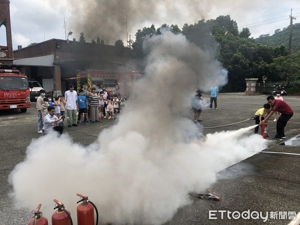 ▲台南市消防局第一大隊關嶺分隊，14日與仙草實小在關嶺分校辦理校園防災宣導。（圖／記者林東良翻攝，下同）