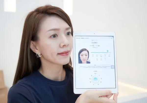 ▲東森自然美攜手玩美移動推AI、AR虛擬美妝服務　線上10秒解讀膚況肌密。（圖／東森自然美提供）